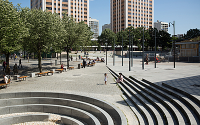 Vue sur la place des Fêtes récemment rénovée.