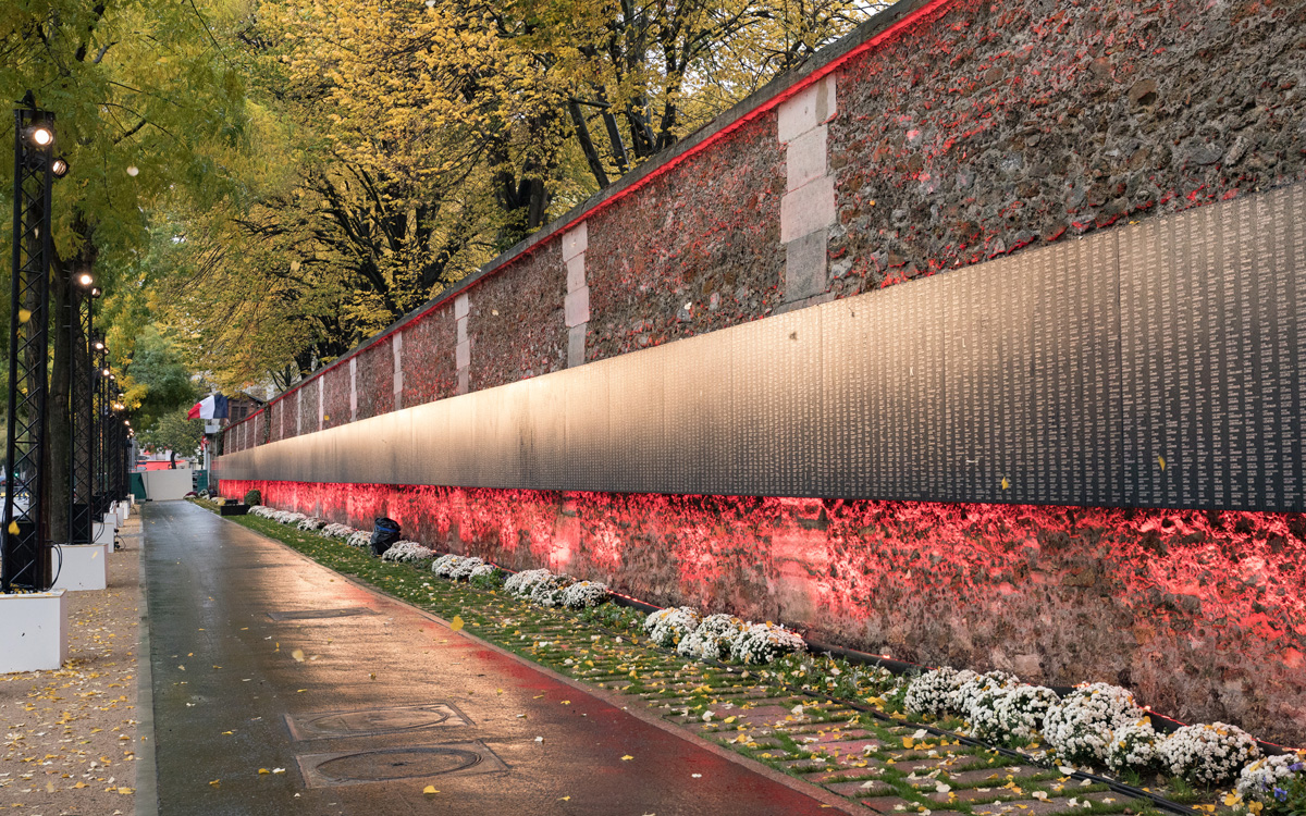 Centenaire de l' Armistice : Monument aux Morts de la Première Guerre Mondiale (mur d' enceinte du cimetière du Père Lachaise boulevard Ménilmontant)