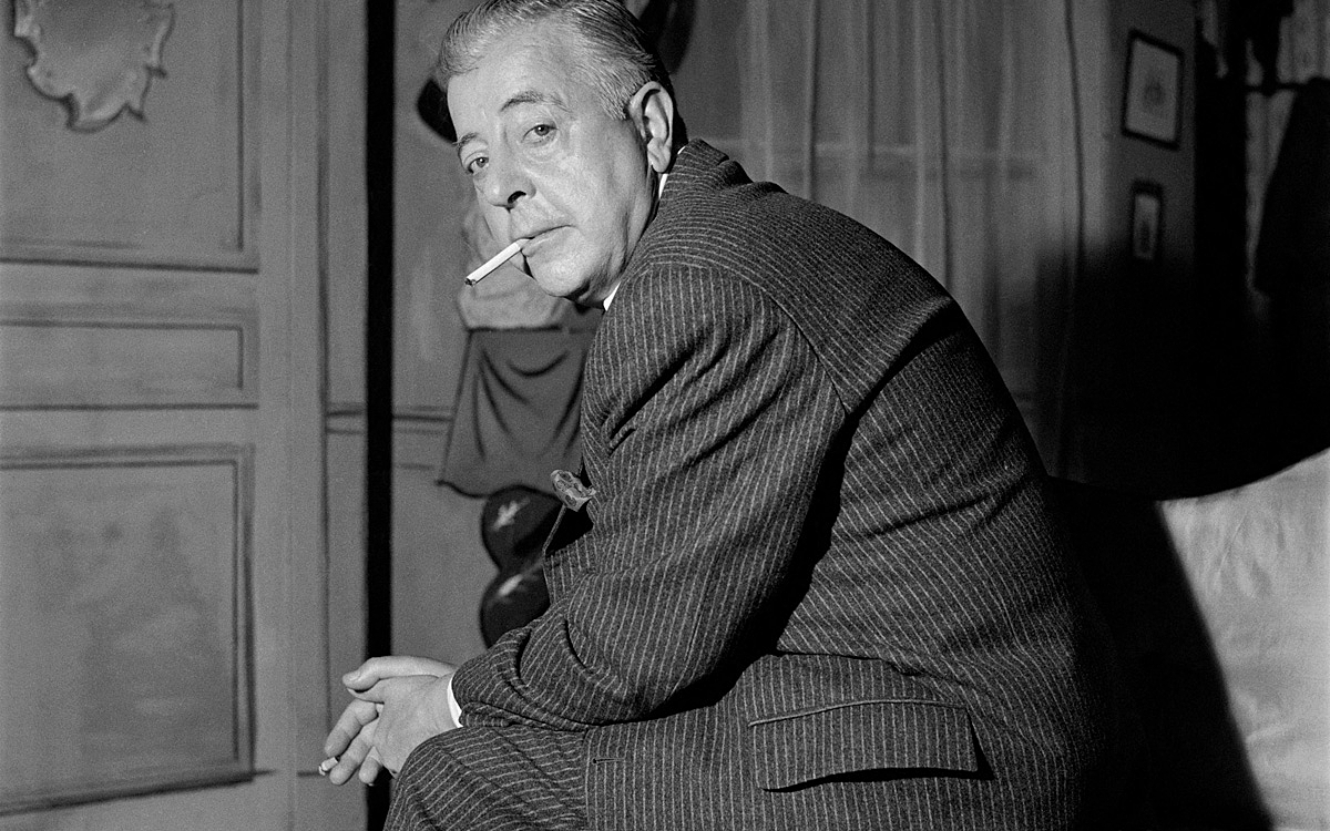 Jacques Prévert (1900-1977), écrivain français. Paris, Fontaine des quatre-saisons, juin 1954.