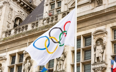 Arrivée du drapeau olympique sur le sol français