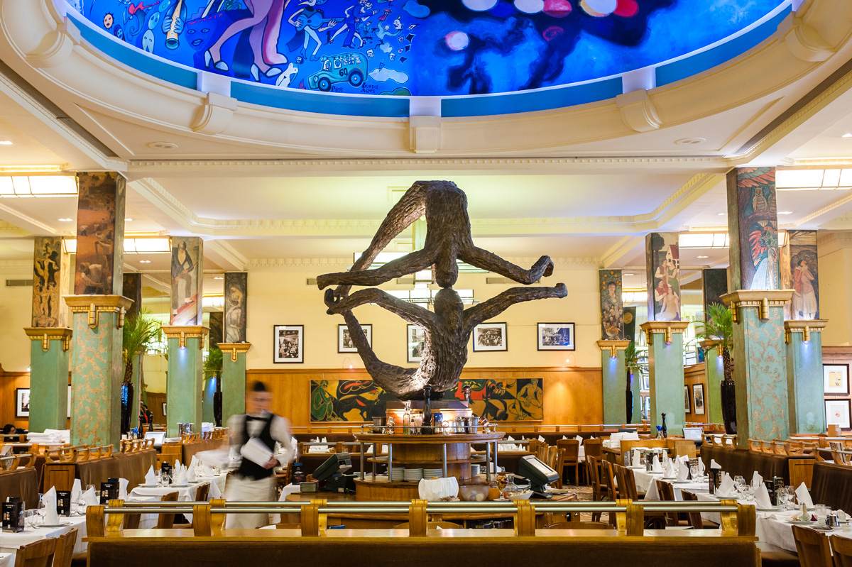 La Coupole est une brasserie ouverte en 1927 dans le quartier du Montparnasse qui fut un haut lieu du Tout-Paris dans l' entre-deux-guerres. Vingt-sept peintres ont réalisé des fresques Art Déco sur les piliers de la salle du rez-de-chaussée, inscrite aux