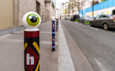 Cyklop, street art poteaux anti-stationnement