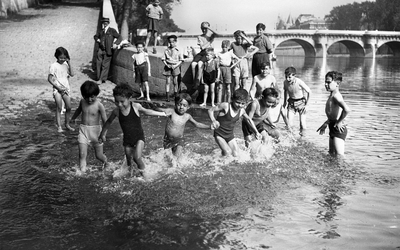 Guerre 1939-1945. Enfants se baignant dans la Seine. Paris, 11 juillet 1941.