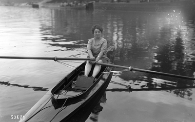Alice Milliat faisant de l'aviron.