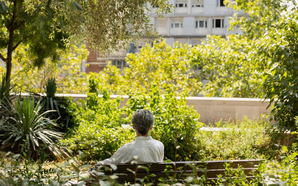 Personne se reposant dans le jardin Françoise Mallet-Joris (13e)