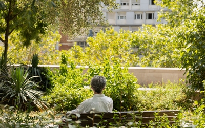 Personne se reposant dans le jardin Françoise Mallet-Joris (13e)