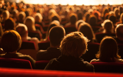 Spectateurs dans une salle de spectacle 