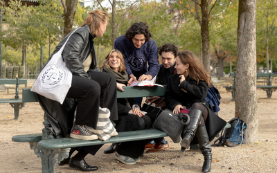 Groupe d'étudiants au jardin du Luxembourg. 