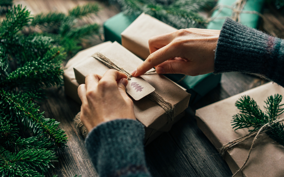 Emballage des cadeaux de Noel.