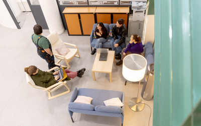 Salle commune à La bulle, maison des solidarités LGBTQI+
