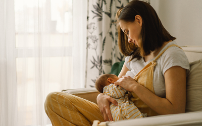Une mère allaitant son enfant. 
