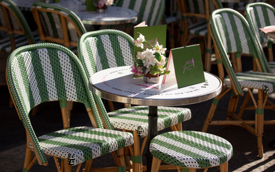 Une terrasse de café.
