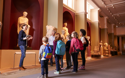 Groupe d'enfants au musée. 
