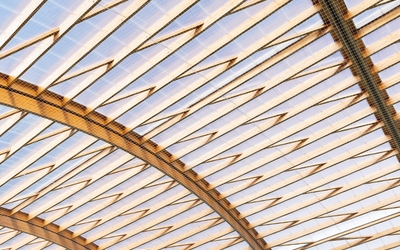 Zoom sur la charpente en bois de la piscine Georges-Vallerey (20e).