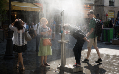 Fontaines rafraichissantes dans les rues de Paris.