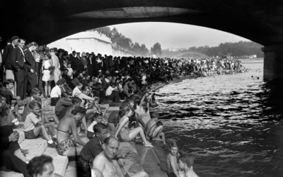 Des Parisiens font trempette dans la Seine (photo en noir et blanc)