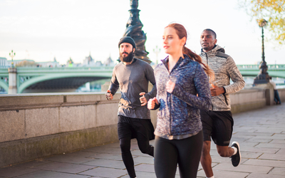 Groupe de joggers en train de courir sur les berges