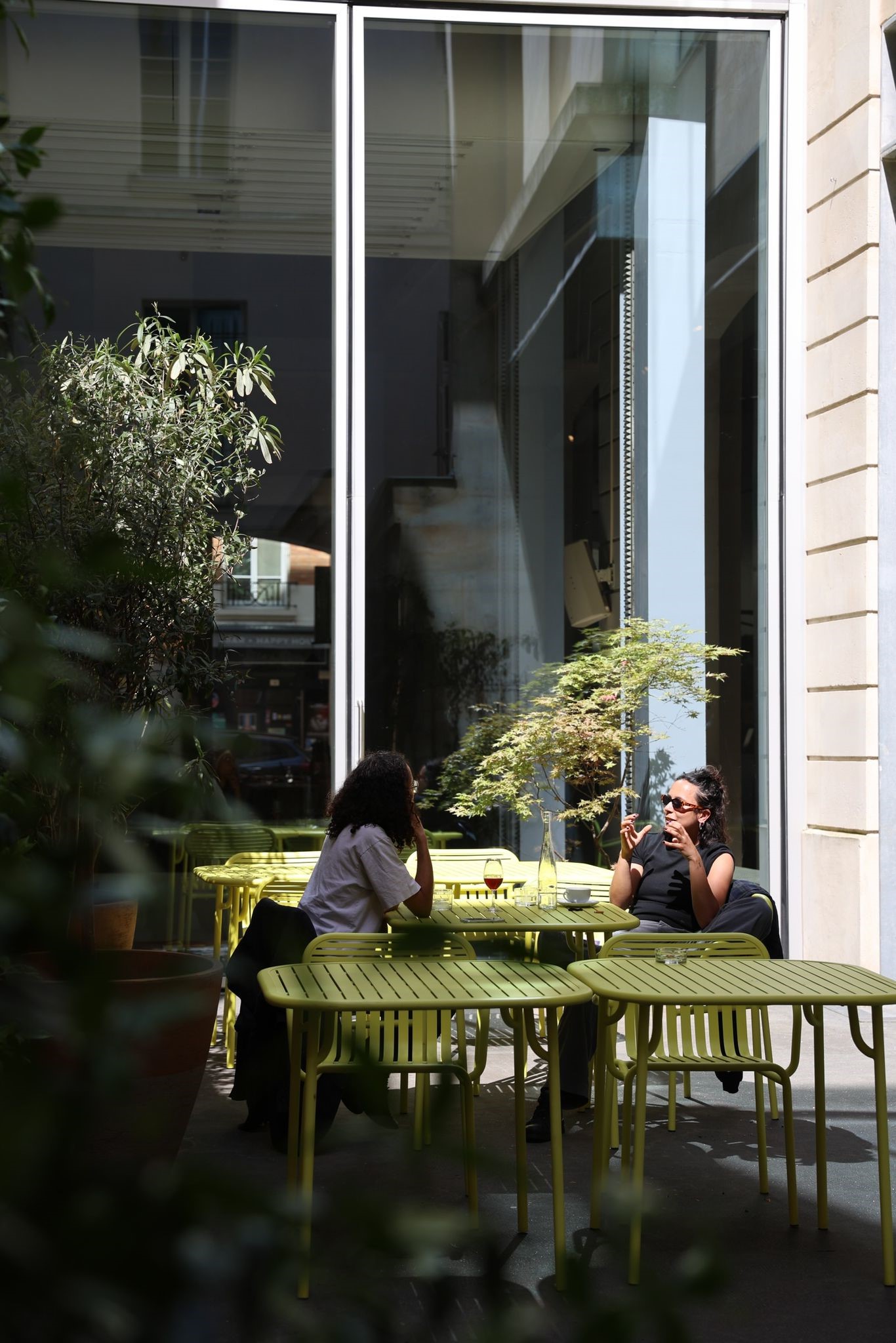 Deux femmes installées en terrasse