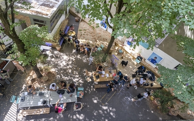 Un jardin participatif a été installé dans la cour. Dès septembre, de nombreuses plantes y seront plantées