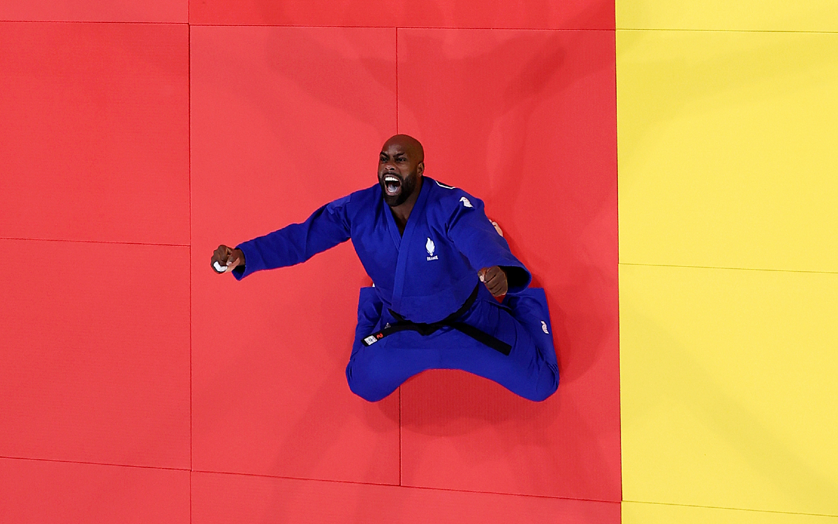 Teddy Riner célèbre sa victoire olympique