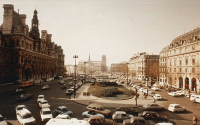 L'Hôtel de Ville en 1977, avec la circulation automobile, qui depuis a fait place à l'esplanade piétonne.