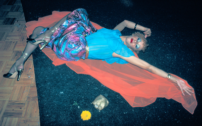 Une femme allongée au Studio 54 à NYC