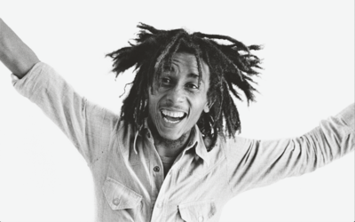 Portrait de Bob Marley en 1977 par Dennis Morris intitulé "lively up yourself" (remplis-toi de vie)