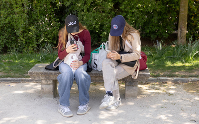 Deux ados sur leur téléphone