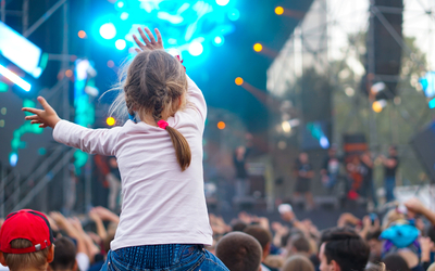 Enfant lors d'un concert.