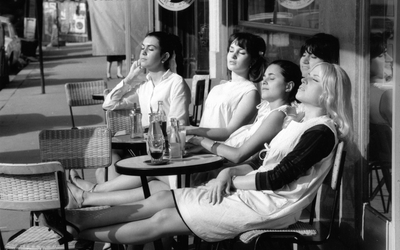 Des coiffeuses assises en terrasse au soleil Paris en juin 1966